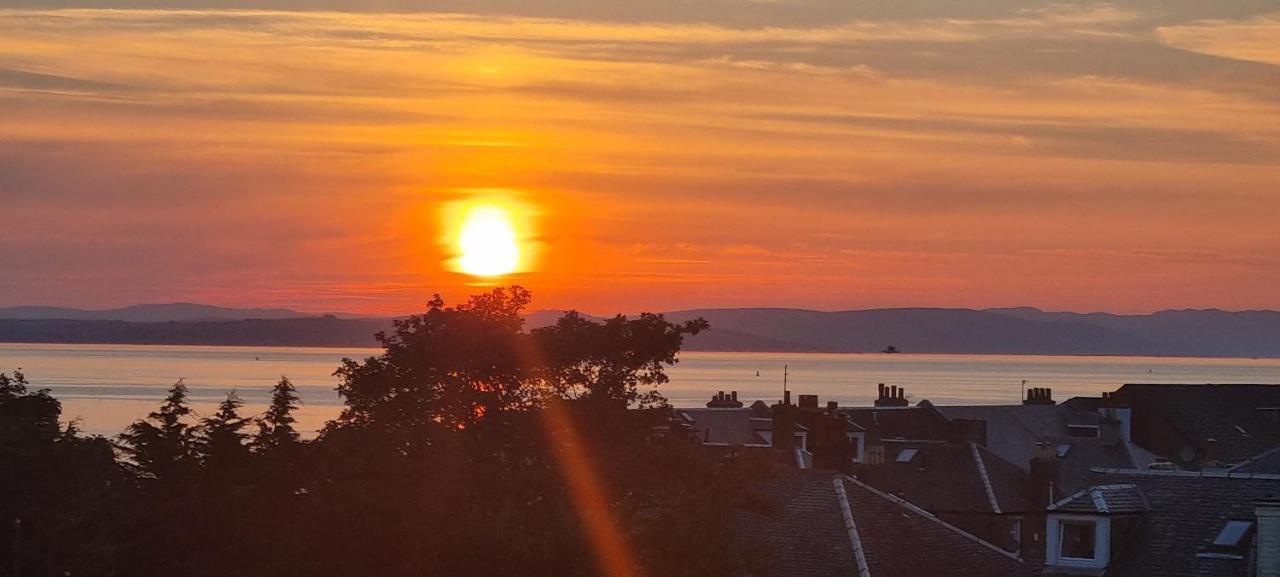 Beachfront Penthouse, Largs Leilighet Eksteriør bilde